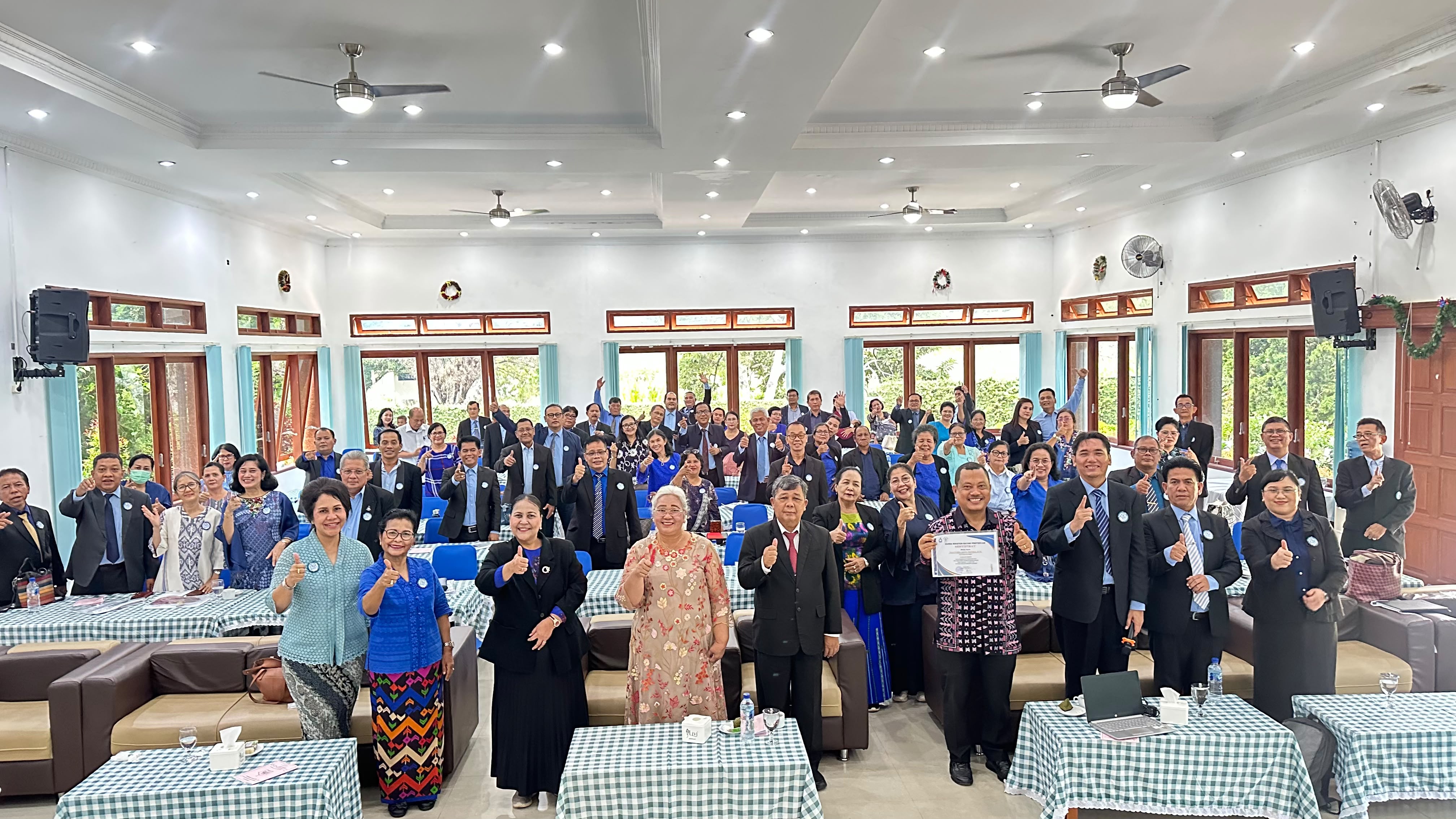 MENJADI PELAYAN YANG SETIA MELAYANI  !