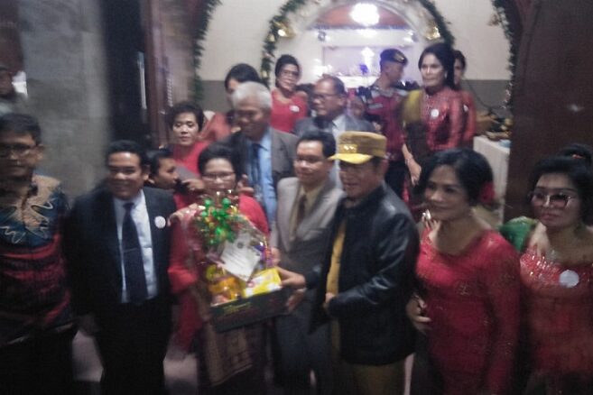 Pihak-gereja-HKBP-Sudirman-Medan-menerima-bingkisan-Natal-dari-PJ-Gubernur-Sumut-Hassanuddin