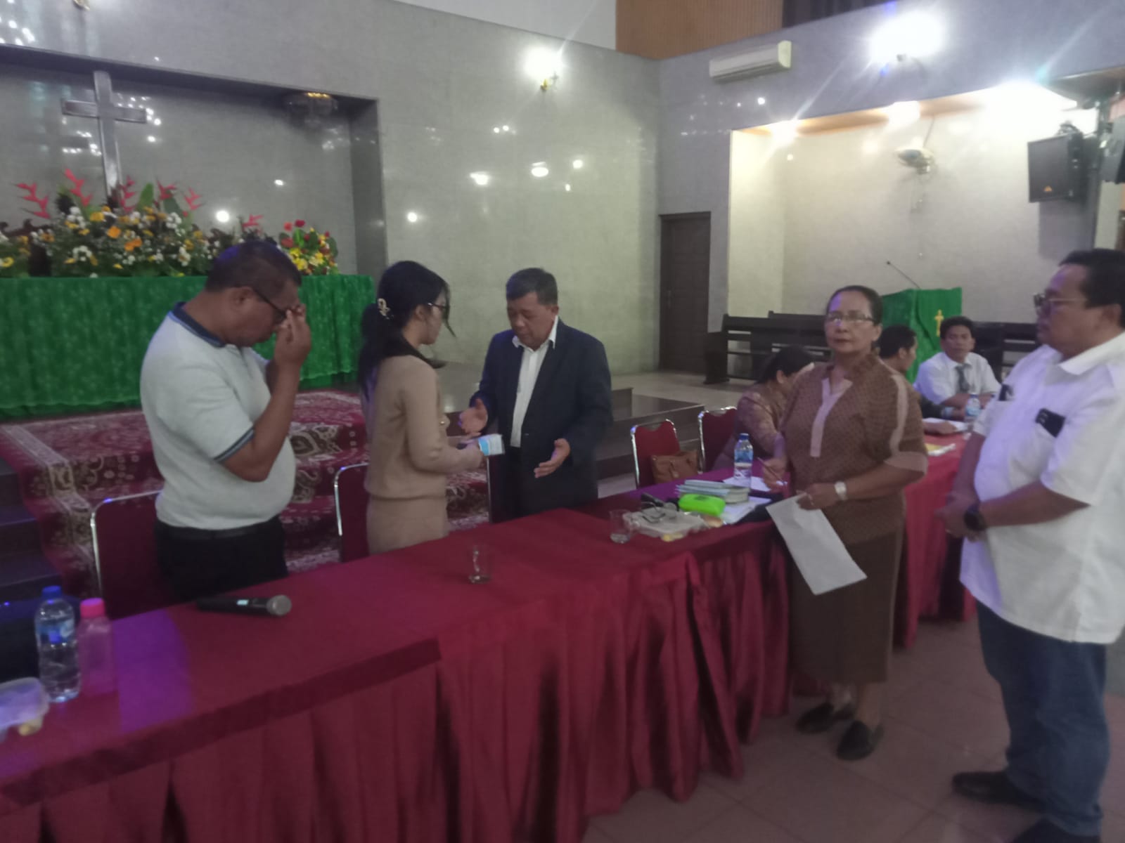 HURIA MEMBERIKAN CINDERAMATA PIN EMAS 20GR (DIGANTI UANG TUNAI) KEPADA KELUARGA MENDIANG ST. DRA. CYNTHIA BR. SITOHANG