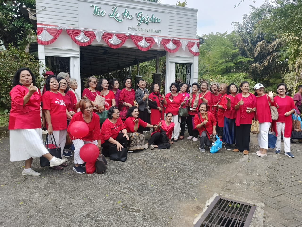 KEBAKTIAN PADANG PUNGUAN INA HANNA Di THE LE HU GARDEN