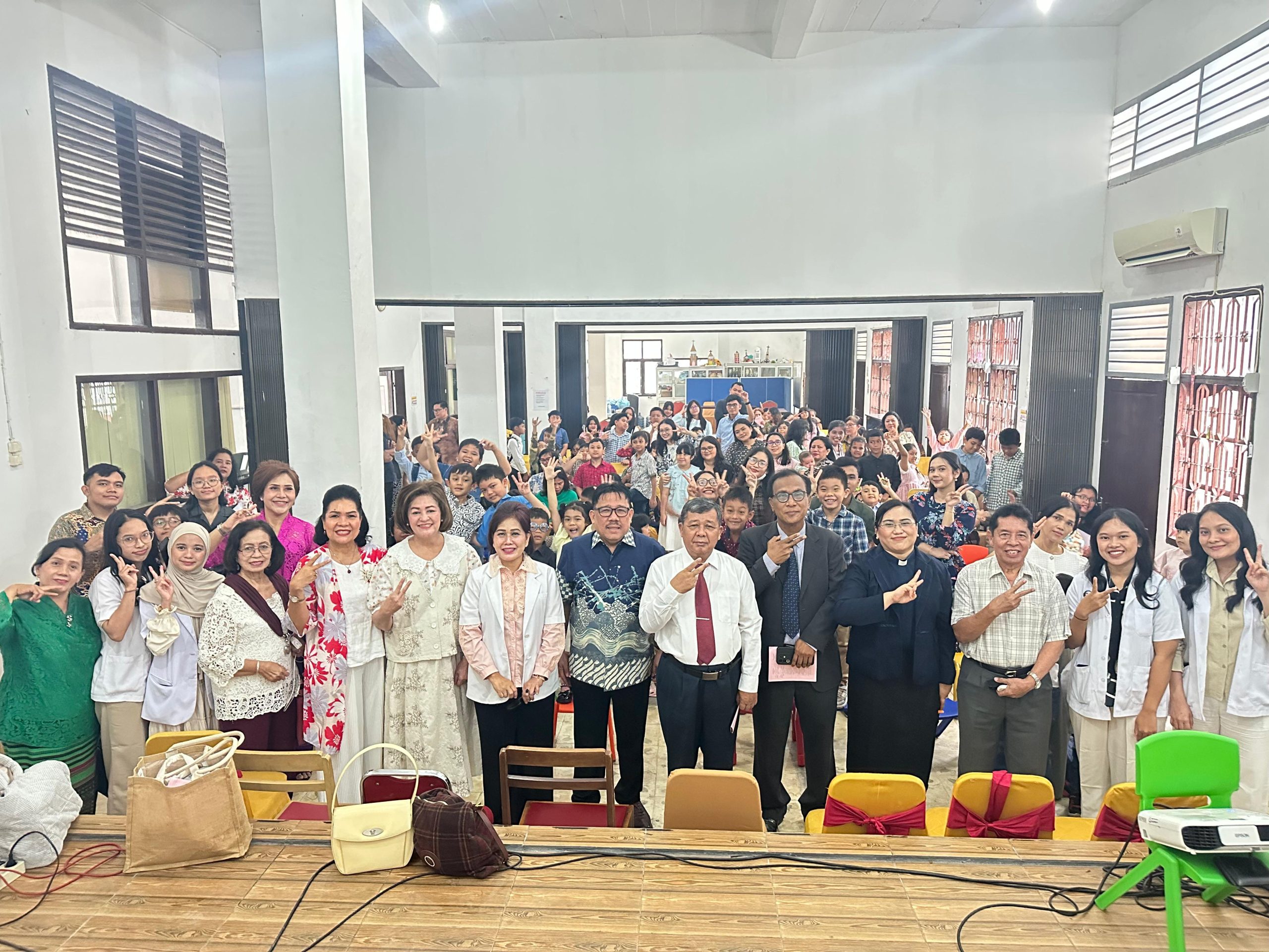 PEMERIKSAAN KESEHATAN GIGI DAN MULUT ANAK SEKOLAH MINGGU HKBP MEDAN SUDIRMAN