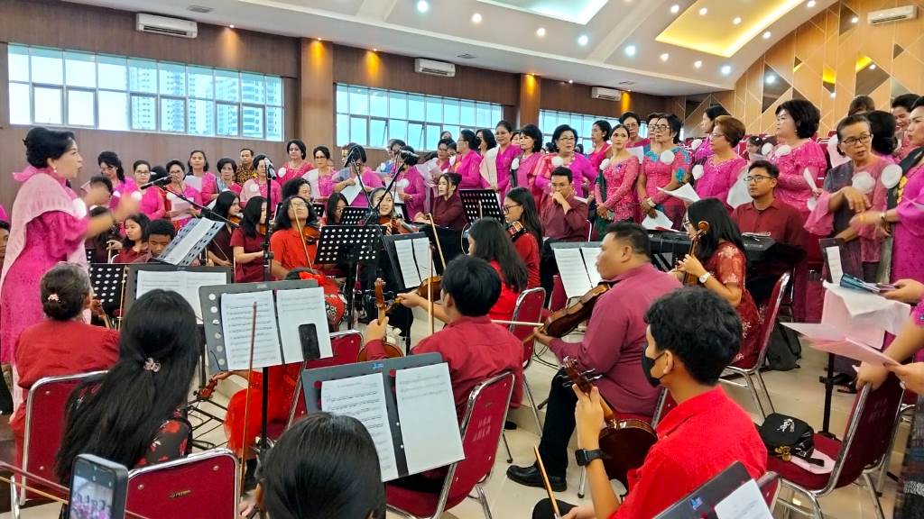 Koor Gabungan Parompuan HKBP Medan Sudirman Bersama Orkestra Tampil Memukau di Perayaan Natal PPD Distrik X Medan Aceh 2025